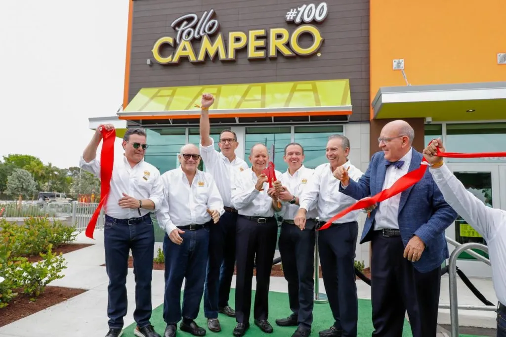 Tienda de Pollo campero con Juan Luis B. Y Juan José G.
